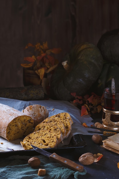 Bolo biscotti com nozes, chocolate e abóbora em uma mesa de madeira preta