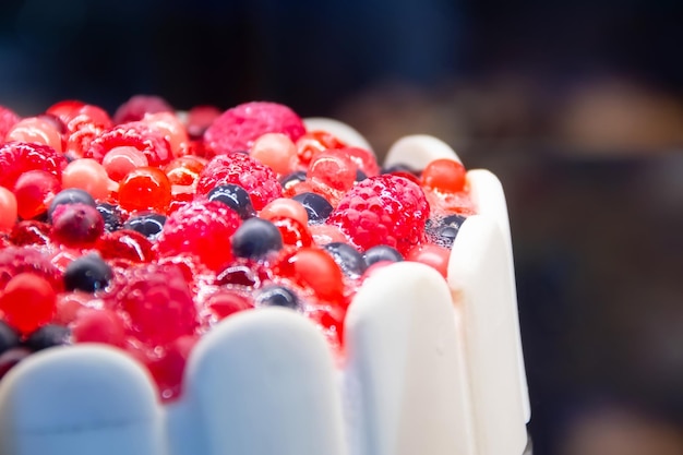 Foto bolo branco coberto com framboesa cremosa e mirtilo