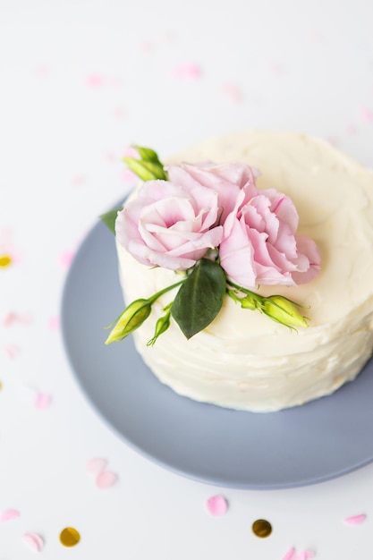 Bolo branco muito bonito decorado com flores frescas de eustoma Conceito de férias