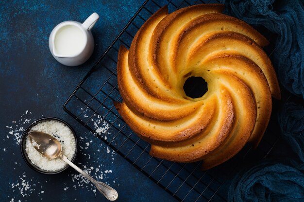 Bolo Bundt com cobertura de açúcar e coco