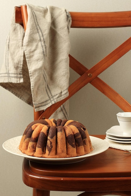 Bolo Bundt de mármore caseiro em fundo rústico