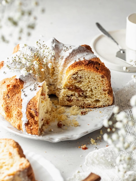 Bolo Bundt decorado com confeitos e flores Chave alta com um quadro de flores em desfoque