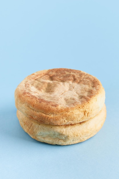 Bolo de caco Pan portugués tradicional sobre fondo azul