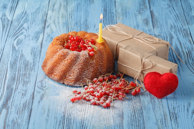 Bolo caseiro com açúcar de confeiteiro em uma placa de madeira rural