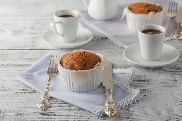 Bolo caseiro com cranberries secas e xícara de café. Foco seletivo sobre o bolo de esponja