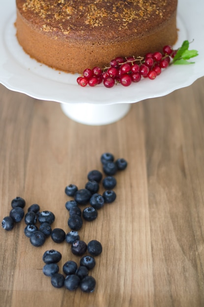 Foto bolo caseiro com frutas vermelhas.