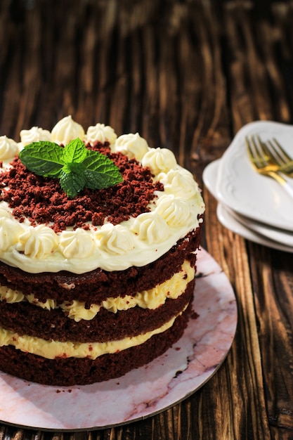 Bolo Caseiro De Chocolate De Veludo Vermelho Três Camadas