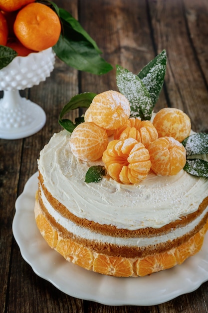 Bolo caseiro de frutas cítricas decorado com tangerinas frescas