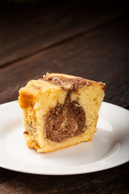 Bolo caseiro de mármore Delicioso bolo de mármore com chocolate e baunilha