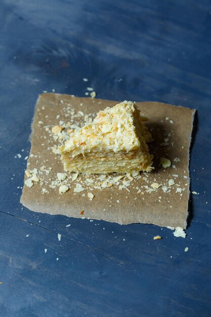 Bolo caseiro de Napoleão com creme em um fundo cinza