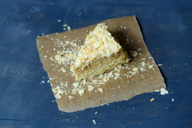 Bolo caseiro de Napoleão com creme em um fundo cinza