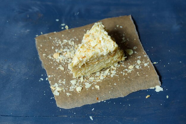 Bolo caseiro de napoleão com creme em um fundo cinza