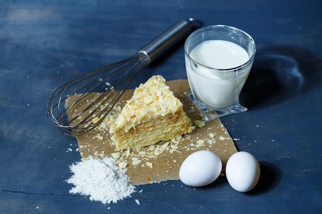 Bolo caseiro de Napoleão com creme em um fundo cinza