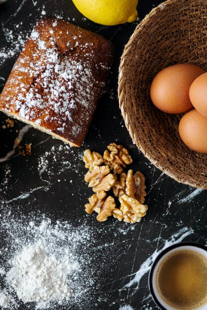 Bolo caseiro de nozes e ingredientes com café