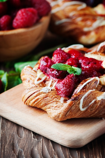 Bolo caseiro doce com frutas frescas e hortelã