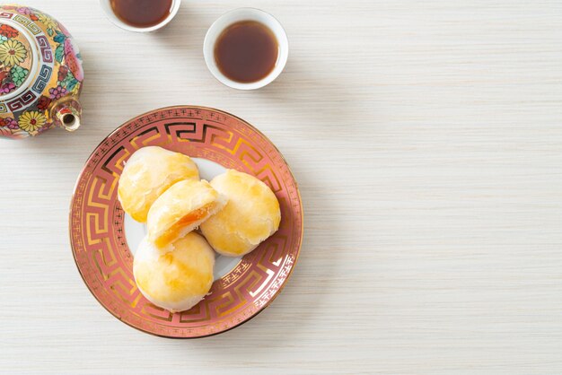 Bolo chinês da lua com ovo salgado de amendoim ou rolinho primavera com nozes e ovos salgados - comida asiática