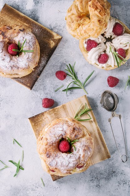 Bolo Choux Paris Brest com framboesas