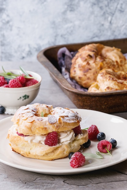 Bolo choux paris brest com framboesas