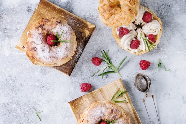 Bolo Choux Paris Brest com framboesas