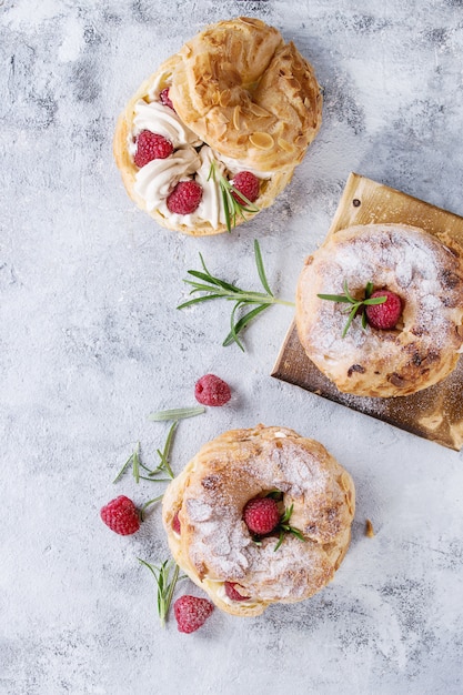 Bolo Choux Paris Brest com framboesas