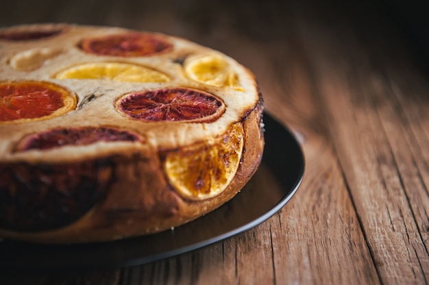 Bolo cítrico caseiro na mesa de madeira em estilo rústico