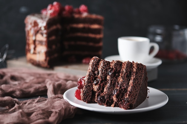 Bolo com closeup de chocolate e cereja