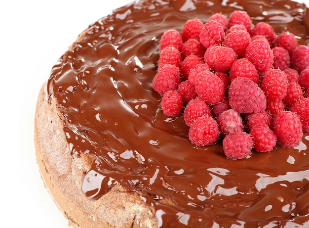 Foto bolo com cobertura de chocolate e framboesas isoladas em branco