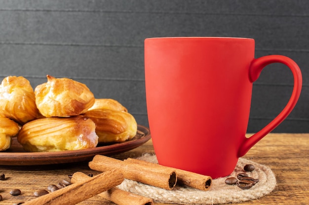 Bolo com creme de proteína branca e uma xícara de caféComida na mesa Foco seletivo