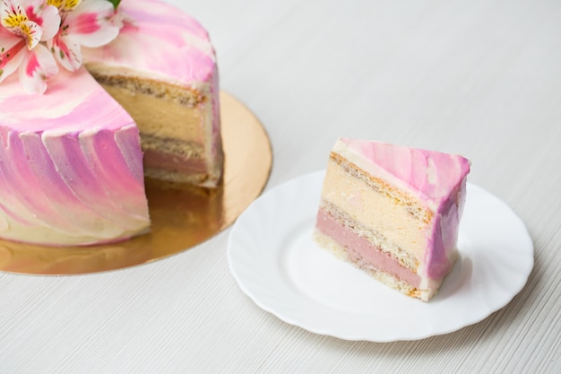 Bolo com decoração rosa e flores, corte bolo massovogo