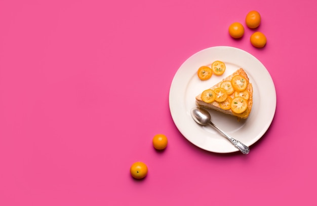 Bolo com fatias de kumquat de frutas