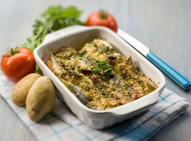 Bolo com foco seletivo de tomate e batatas anchovas