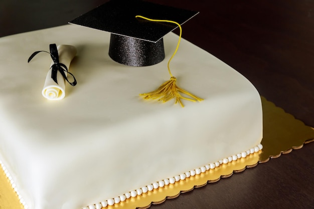 Bolo com fondant e enfeites para formatura