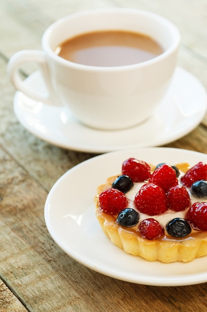 Bolo com frutas e café