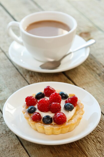 Bolo com frutas e café