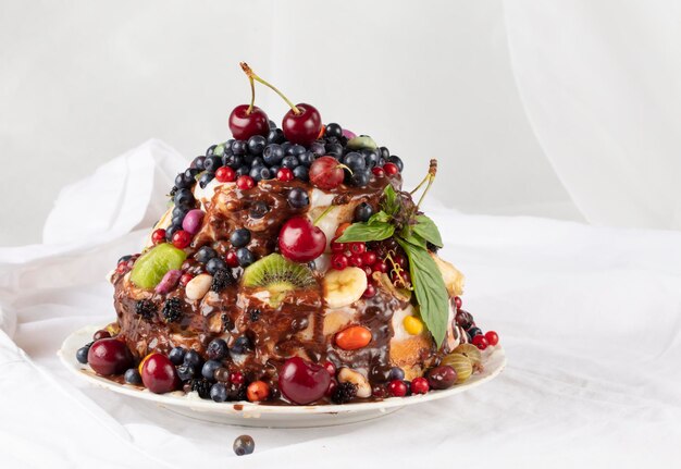 Bolo com frutas em um fundo branco Uma bela sobremesa frutada