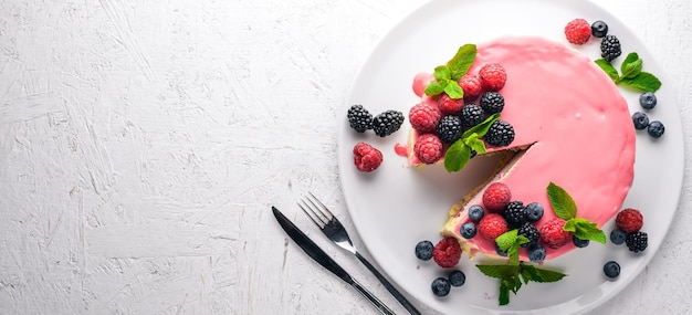 Bolo com manteiga e frutas frescas Sobremesa Em um fundo de madeira Vista superior Espaço livre para o seu texto