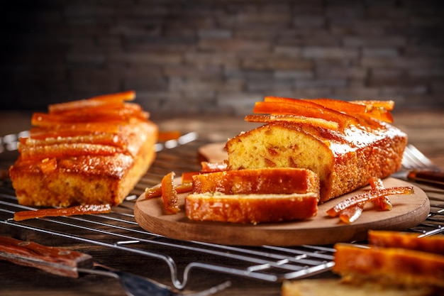 Bolo com raspas de laranja cristalizada