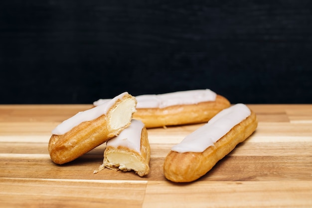 Bolo crocante de Eclair crocante com chocolate branco isolado em superfície de madeira