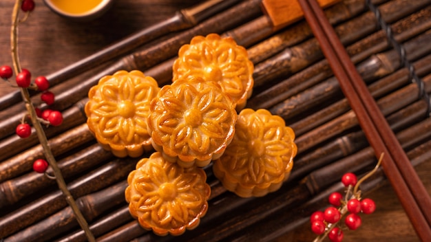 Bolo da lua Configuração da mesa do Mooncake - pastelaria tradicional chinesa com xícaras de chá, Festival do Meio Outono