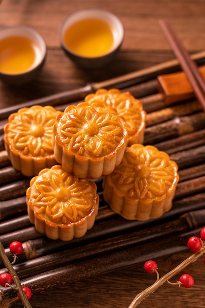 Bolo da lua Configuração da mesa do Mooncake - Pastelaria tradicional chinesa em formato redondo com xícaras de chá