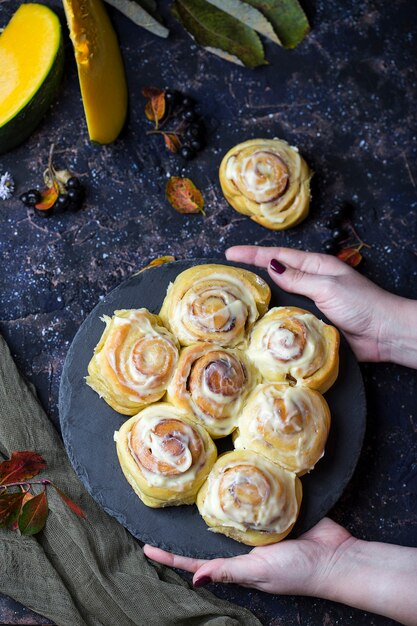 Bolo de abóbora com maçãs caramelo para o Halloween