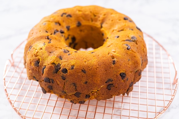 Bolo de abóbora de chocolate com cobertura de caramelo