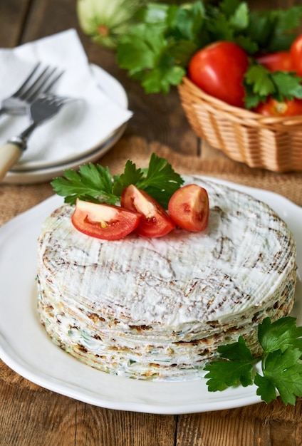 Bolo de abobrinha com tomate e salsa fresca