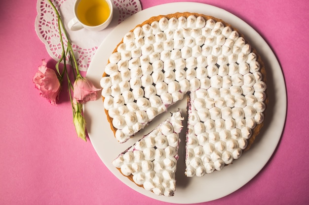 Bolo de açúcar e uma xícara de chá