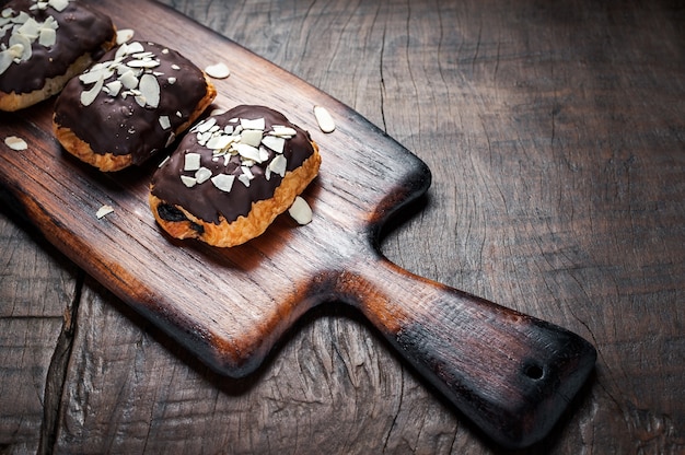 Bolo de amêndoa de chocolate doce na mesa de madeira
