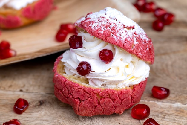 Bolo de amora vermelha com amora e recheio cremoso de queijo cottage com sementes de romã