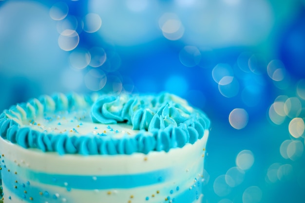 Foto bolo de aniversário azul e branco com balões ao fundo. decoração de conjunto de fotos para sessão de fotos.