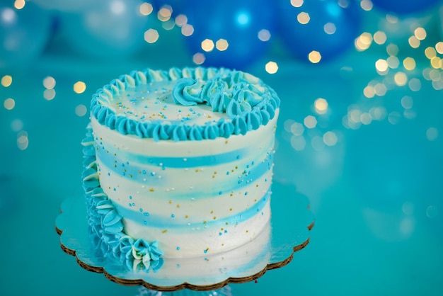 Bolo de aniversário azul e branco