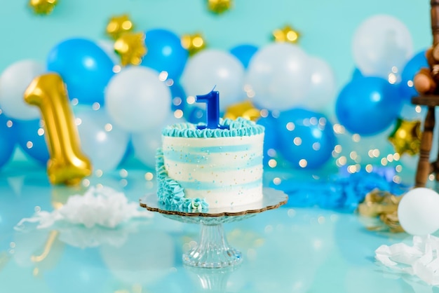 Bolo de aniversário azul e branco com balões ao fundo. Decoração de conjunto de fotos para sessão de fotos.