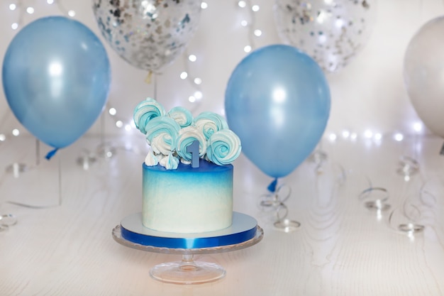 Bolo de aniversário azul e branco